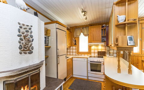 Hakojärventie 3B: Madera, Cocina, Mostrador, Cabaña, Gabinetes, Manchas De Madera, Electrodoméstico, Cuarto De Troncos, Invierno, Madera Dura