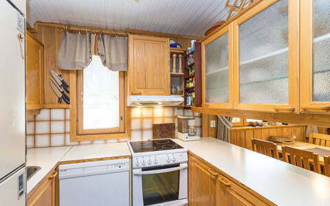Hakojärventie 3B: Cocina, Madera, Diseño De Interiores, Electrodoméstico, Mostrador, Gabinetes, Aparato De Cocina, Piso, Techo, Habitación