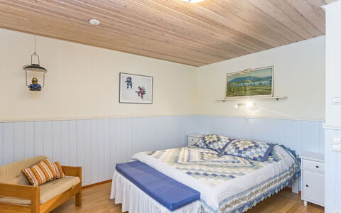 Hakojärventie 3B: Diseño De Interiores, Madera, Mueble, Piso, Habitación, Suelo, Techo, Cama, Habitación, Sábana
