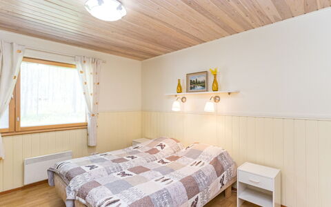 Hakojärventie 3B: Cama, Diseño De Interiores, Habitación, Madera, Techo, Piso, Suelo, Sábana, Lecho, Mueble