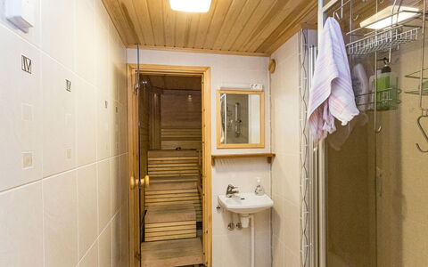 Hakojärventie 3B: Piso, Suelo, Madera, Diseño De Interiores, Arreglo De Tubería, Habitación, Plomería, Techo, Baño, Grifo
