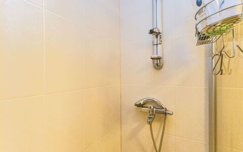 Hakojärventie 3B: Arreglo De Tubería, Baño, Alcachofa De La Ducha, Plomería, Ducha, Barra De La Ducha, Grifo, Panel De Ducha, Loseta