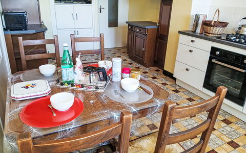 Puys-Richards: Mueble, Piso, Diseño De Interiores, Electrodoméstico, Madera, Aparato De Cocina, Suelo, Cocina, Cocina Y Comedor Mesa, Gabinetes
