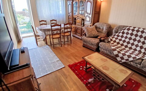 Puys-Richards: Mueble, Piso, Diseño De Interiores, Suelo, Madera, Habitación, Sala, Sofá, Departamento, Encendiendo