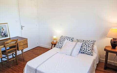 Puys-Richards: Cama, Mueble, Lecho, Habitación, Suelo, Piso, Sábana, Diseño De Interiores, Pared, Madera