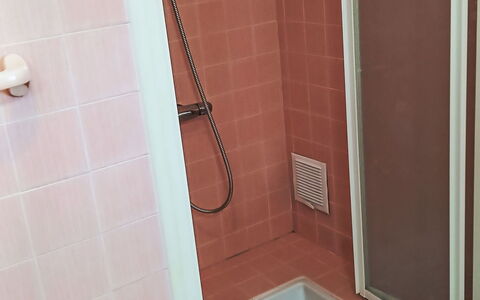 Puys-Richards: Piso, Suelo, Baño, Arreglo De Tubería, Loseta, Material Compuesto, Plomería, Puerta De La Ducha, Ducha