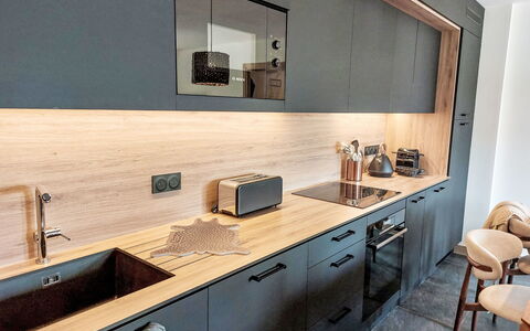 Le Caprice Blanc: Mostrador, Cocina, Diseño De Interiores, Piso, Gabinetes, Madera, Mueble, Suelo, Grifo, Lavabo