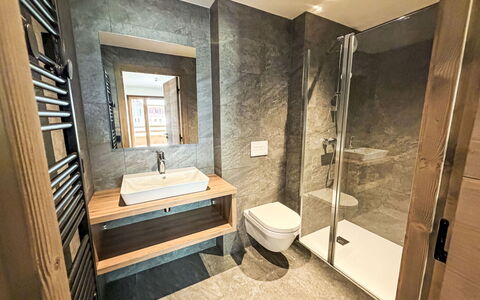 Le Caprice Blanc: Piso, Diseño De Interiores, Suelo, Madera, Arreglo De Tubería, Baño, Plomería, Grifo, Habitación, Techo