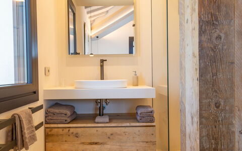 San Giuseppe: Piso, Pared, Arreglo De Tubería, Espejo, Diseño De Interiores, Lavabo Del Baño, Madera, Baño, Lavabo, Suelo
