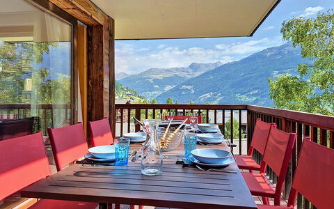 Les Rahâs A5: Mueble, Silla, Mesa, Diseño De Interiores, Cocina Y Comedor Mesa, Porche, Cordillera, Eco Hotel, Madera Dura, Manchas De Madera