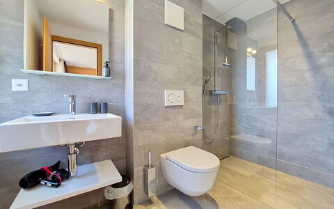 Les Rahâs A5: Piso, Arreglo De Tubería, Baño, Suelo, Diseño De Interiores, Baño, Plomería, Grifo, Techo, Lavabo