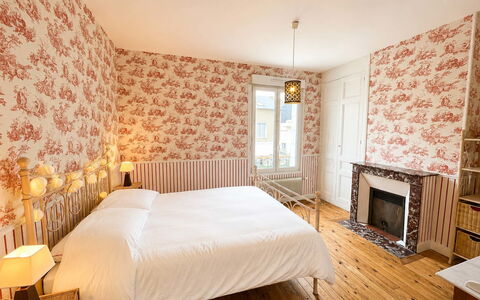 Petite Normandie: Diseño De Interiores, Mueble, Pared, Madera, Habitación, Piso, Suelo, Textil, Cama, Sábana