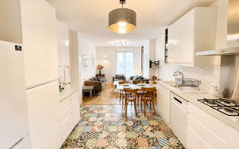 Petite Normandie: Piso, Suelo, Cocina, Mueble, Diseño De Interiores, Madera, Mostrador, Suelos De Madera, Gabinetes, Loseta