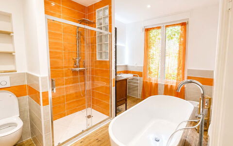 Petite Normandie: Baño, Arreglo De Tubería, Diseño De Interiores, Piso, Suelo, Grifo, Plomería, Naranja, Mueble De Baño, Lavabo