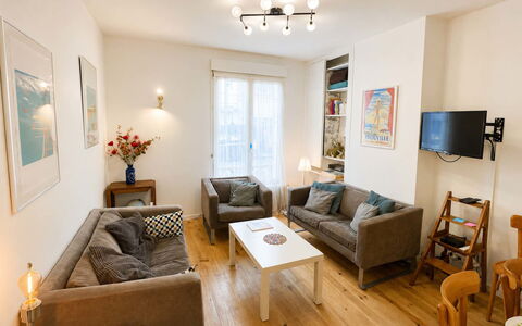 Petite Normandie: Mueble, Diseño De Interiores, Piso, Sofá, Suelo, Madera, Habitación, Mesa, Sala, Suelos De Madera