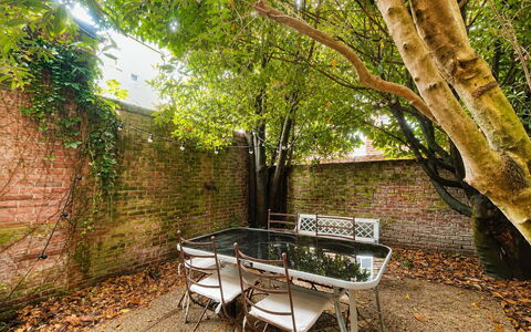 Petite Normandie: Mueble, Silla, Mesa, Mueble Para Exteriores, Mesa Al Aire Libre, Cocina Y Comedor Mesa, Jardín, Sombra, Patio Interior, Mesa De Café
