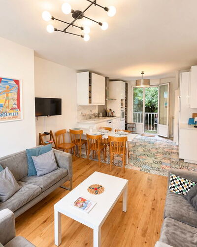 Petite Normandie: Mueble, Diseño De Interiores, Piso, Suelo, Sofá, Sala, Mesa, Habitación, Techo, Departamento