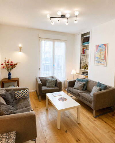 Petite Normandie: Mueble, Diseño De Interiores, Piso, Sofá, Suelo, Madera, Habitación, Mesa, Sala, Suelos De Madera