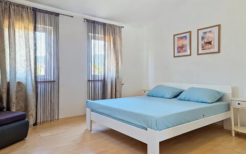 Marija: Mueble, Cama, Diseño De Interiores, Habitación, Suelo, Piso, Madera, Lecho, Sábana, Habitación