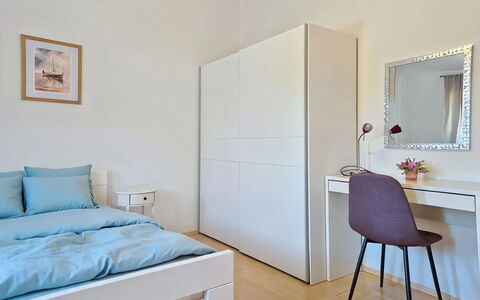 Marija: Mueble, Diseño De Interiores, Pared, Madera, Piso, Suelo, Cama, Habitación, Habitación, Gabinetes