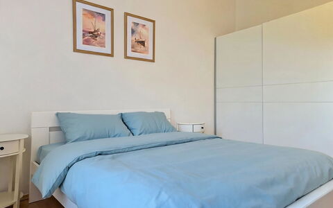 Marija: Mueble, Habitación, Madera, Cama, Diseño De Interiores, Suelo, Piso, Habitación, Sábana, Lecho
