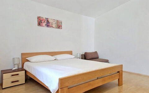 Marija: Cama, Mueble, Habitación, Piso, Suelo, Lecho, Madera, Sábana, Diseño De Interiores, Habitación