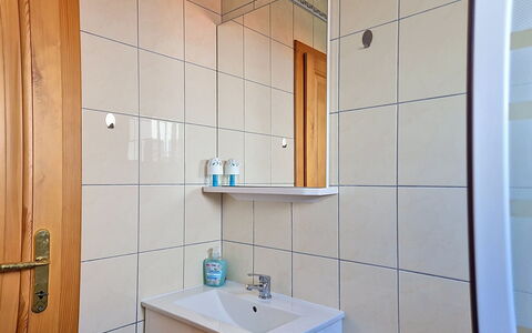 Marija: Pared, Arreglo De Tubería, Piso, Madera, Lavabo Del Baño, Diseño De Interiores, Suelo, Lavabo, Baño, Grifo