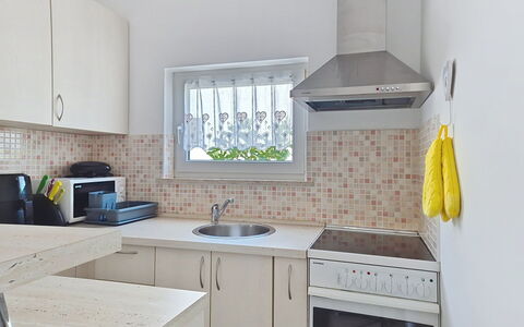 Marija: Cocina, Mostrador, Aparato De Cocina, Electrodoméstico, Gabinetes, Diseño De Interiores, Piso, Mueble, Fregadero, Suelo