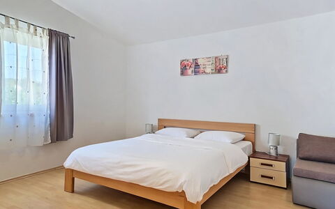 Marija: Cama, Mueble, Habitación, Diseño De Interiores, Suelo, Madera, Piso, Habitación, Lecho, Sábana