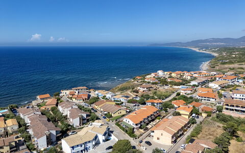 Perla Blu: Barrio Residencial, Agua, Edificio, Tiempo De Día, Cuerpo De Agua, Casa, Ciudad, Horizonte, Costa, Verano