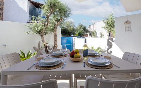 Perla Blu: Mueble, Mesa, Silla, Cocina Y Comedor Mesa, Vajilla, Diseño De Interiores, Comedor, Mesa Al Aire Libre, Mueble Para Exteriores, Restaurante