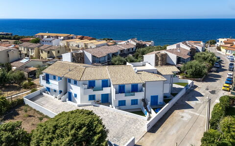 Perla Blu: Azul, Barrio Residencial, Arquitectura, Casa, Diseño Urbano, Balcón, Mar, Suburbio, Inmuebles, Departamento