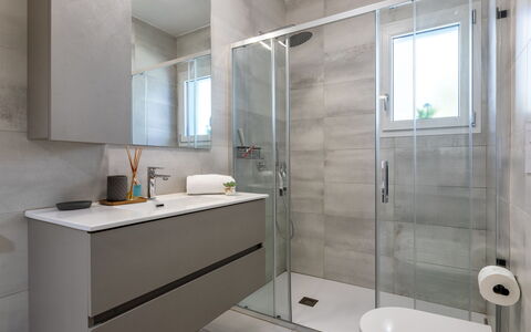 Perla Blu: Piso, Arreglo De Tubería, Baño, Suelo, Diseño De Interiores, Lavabo Del Baño, Mueble De Baño, Lavabo, Baño, Grifo