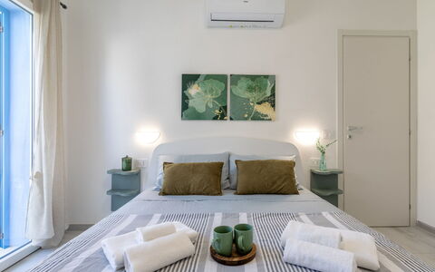 Perla Blu: Mueble, Diseño De Interiores, Habitación, Suelo, Cama, Piso, Techo, Madera, Habitación, Sábana