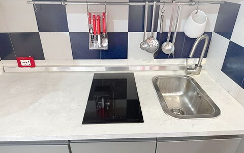 Habitat: Cocina, Mostrador, Aparato De Cocina, Fregadero, Electrodoméstico, Lavabo, Arreglo De Tubería, Grifo, Estufa De Cocina, Estufa