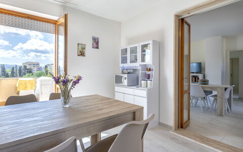 Mariposa: Mueble, Diseño De Interiores, Piso, Suelo, Madera, Silla, Techo, Mesa, Comedor, Cocina Y Comedor Mesa