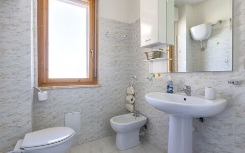 Mariposa: Arreglo De Tubería, Pared, Piso, Lavabo Del Baño, Baño, Suelo, Diseño De Interiores, Lavabo, Grifo, Baño