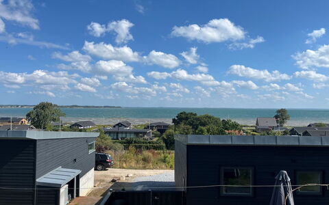 Thrine - 150M from the Sea: Cielo, Sombra, Oceano, Costa
