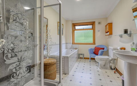 Iola Annex: Diseño De Interiores, Piso, Arreglo De Tubería, Suelo, Techo, Baño, Plomería, Encendiendo, Habitación, Casa