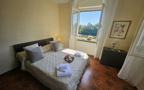 Alla Terrazza sul Fiume: Cama, Mueble, Habitación, Madera, Piso, Suelo, Diseño De Interiores, Sábana, Lecho, Linos