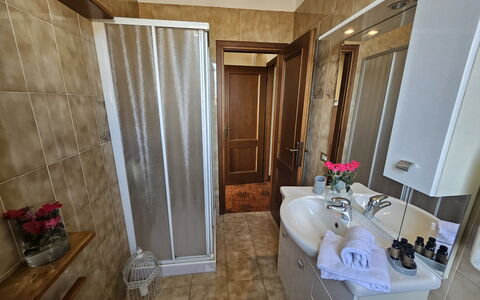 Alla Terrazza sul Fiume: Arreglo De Tubería, Lavabo, Piso, Suelo, Diseño De Interiores, Lavabo Del Baño, Grifo, Plomería, Mueble De Baño, Baño