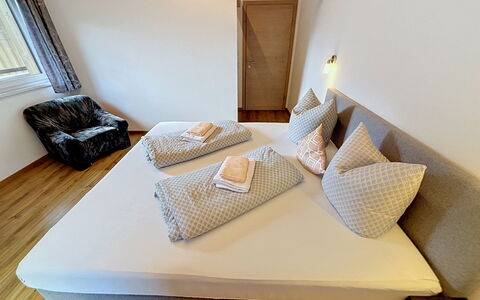 Alpenblick: Habitación, Cama, Madera, Sábana, Mueble, Lecho, Diseño De Interiores, Piso, Suelo, Linos