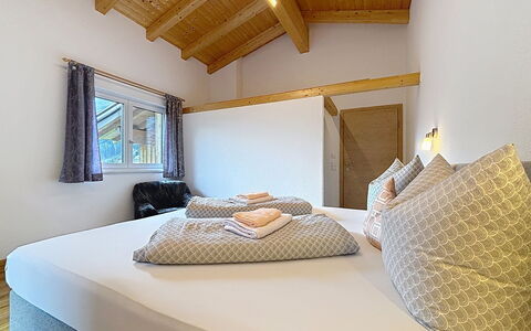 Alpenblick: Madera, Techo, Diseño De Interiores, Suelo, Habitación, Habitación, Manchas De Madera, Cama, Lecho, Madera Dura