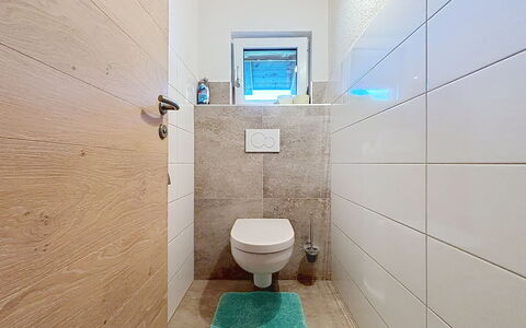 Alpenblick: Piso, Suelo, Baño, Asiento Del Baño, Baño, Arreglo De Tubería, Diseño De Interiores, Loseta, Plomería