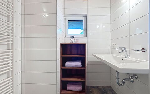 Alpenblick: Piso, Suelo, Madera, Diseño De Interiores, Baño, Arreglo De Tubería, Habitación, Encendiendo, Lavabo Del Baño, Grifo