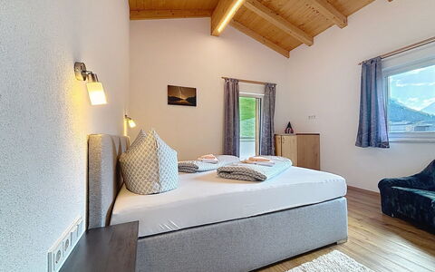 Alpenblick: Diseño De Interiores, Techo, Casa, Habitación, Mueble, Habitación, Departamento, Cama, Almohada, Suite