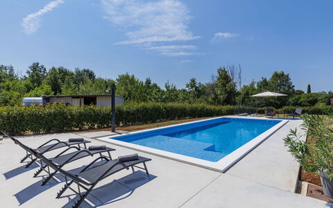 Eroa: Piscina, Mueble Para Exteriores, Recurso, Material Compuesto, Jardín, Sombra, Eco Hotel, Paisajismo, Sunlounger, Silla