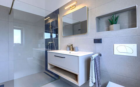 Eroa: Diseño De Interiores, Piso, Arreglo De Tubería, Mueble De Baño, Suelo, Espejo, Baño, Grifo, Casa, Lavabo