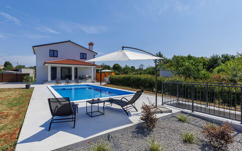 Eroa: Piscina, Casa, Material Compuesto, Inmuebles, Mueble Para Exteriores, Ocio, Silla, Recurso, Villa, Sombra