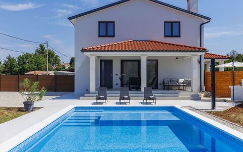 Eroa: Piscina, Casa, Casa, Barrio Residencial, Techo, Material Compuesto, Inmuebles, Diseño, Balcón, Villa